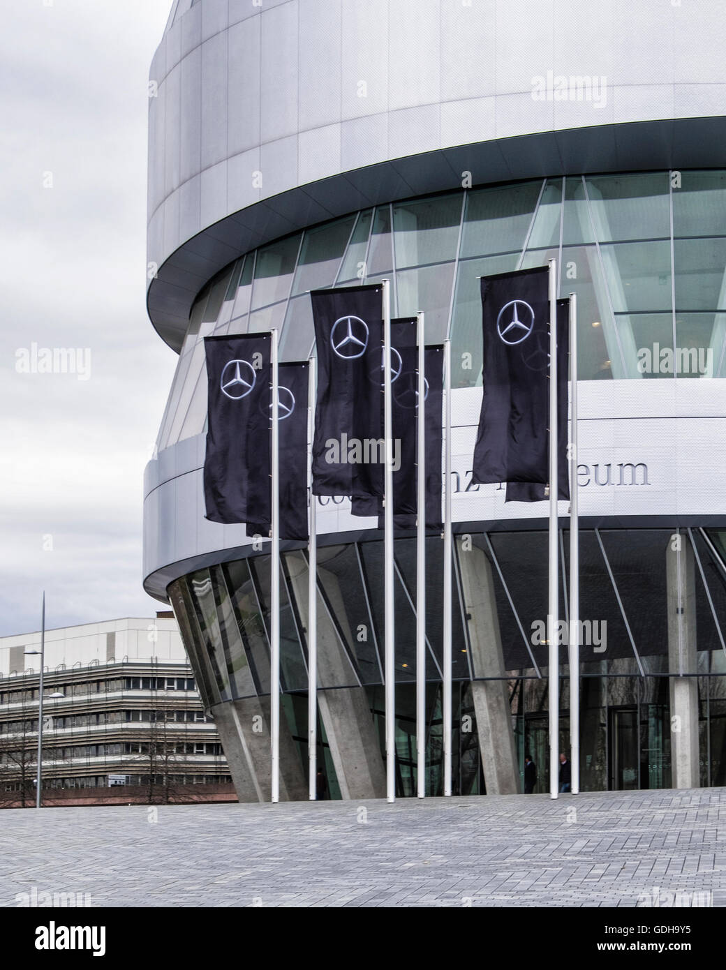 Mercedes-Benz Museum, Stuttgart, Deutschland. Moderne Aluminium-Glas-Gebäude außen mit schwarzen Fahnen mit logos Stockfoto