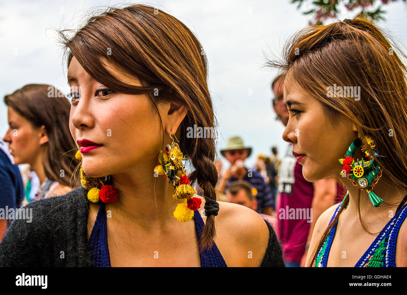 Italien-Sizilien-Taormina-Touristen tragen Ohrringe mit verweisen auf Sizilien (sizilianischen Karren, Zitrusfrüchte, etc..) Stockfoto