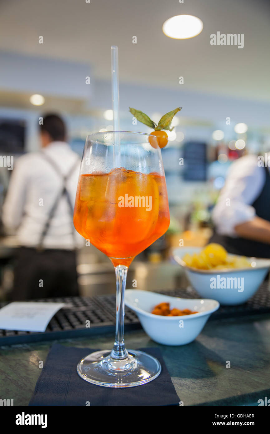 Berühmte italienische Getränk am Tresen Bar Spritz Stockfoto