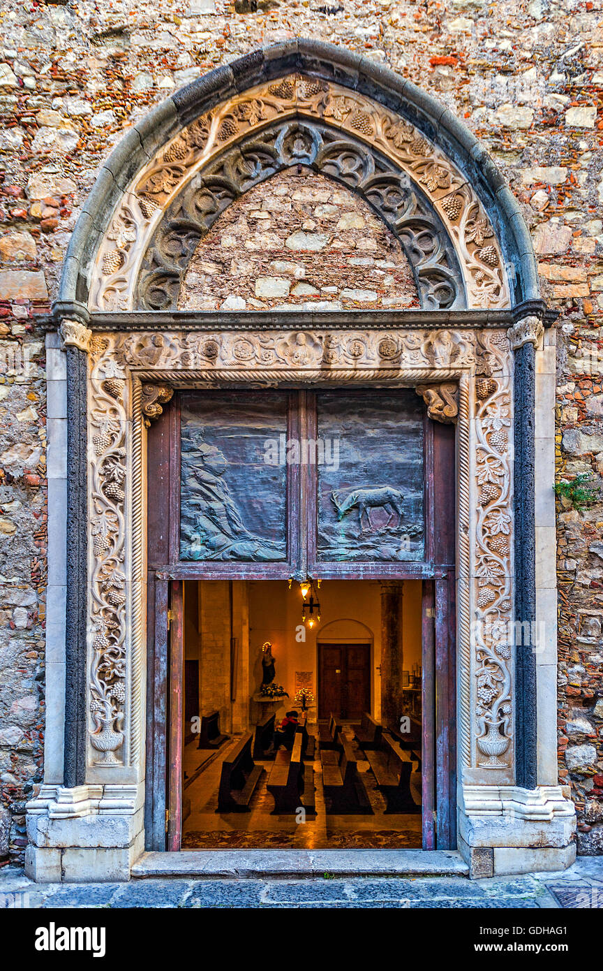 Italien Sizilien Taormina - Kirche von San Nicolò di Bari - Catthedral - seitliche portal Stockfoto