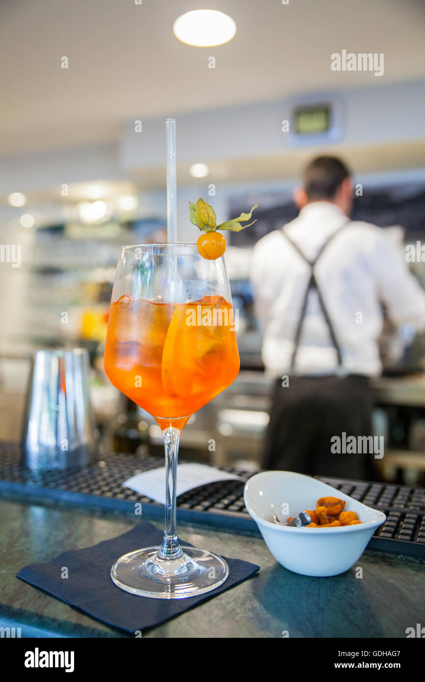 Berühmte italienische Getränk am Tresen Bar Spritz Stockfoto
