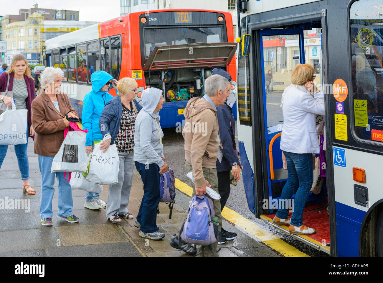 Schlange von Menschen, die einsteigen in eines Bus Stagecoach in Großbritannien. Stockfoto