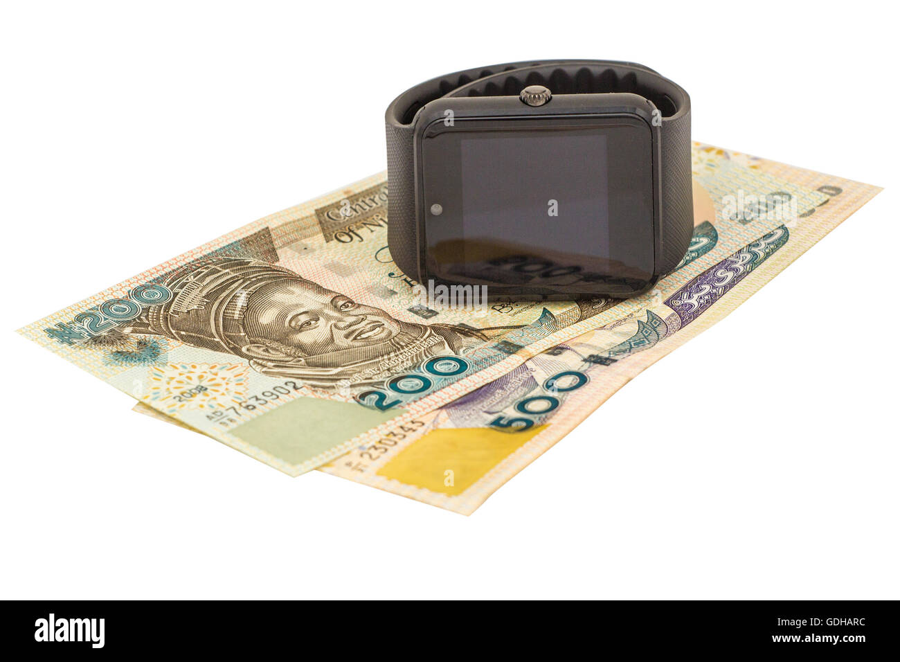 Smart Uhr im nigerianischen Banknoten. Isoliert auf weiss Stockfoto