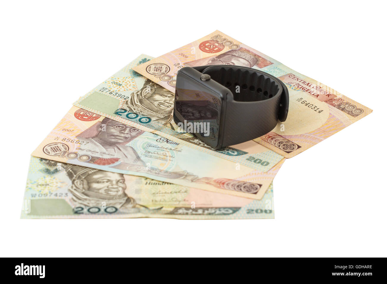 Smart Uhr im nigerianischen Banknoten. Isoliert auf weiss Stockfoto