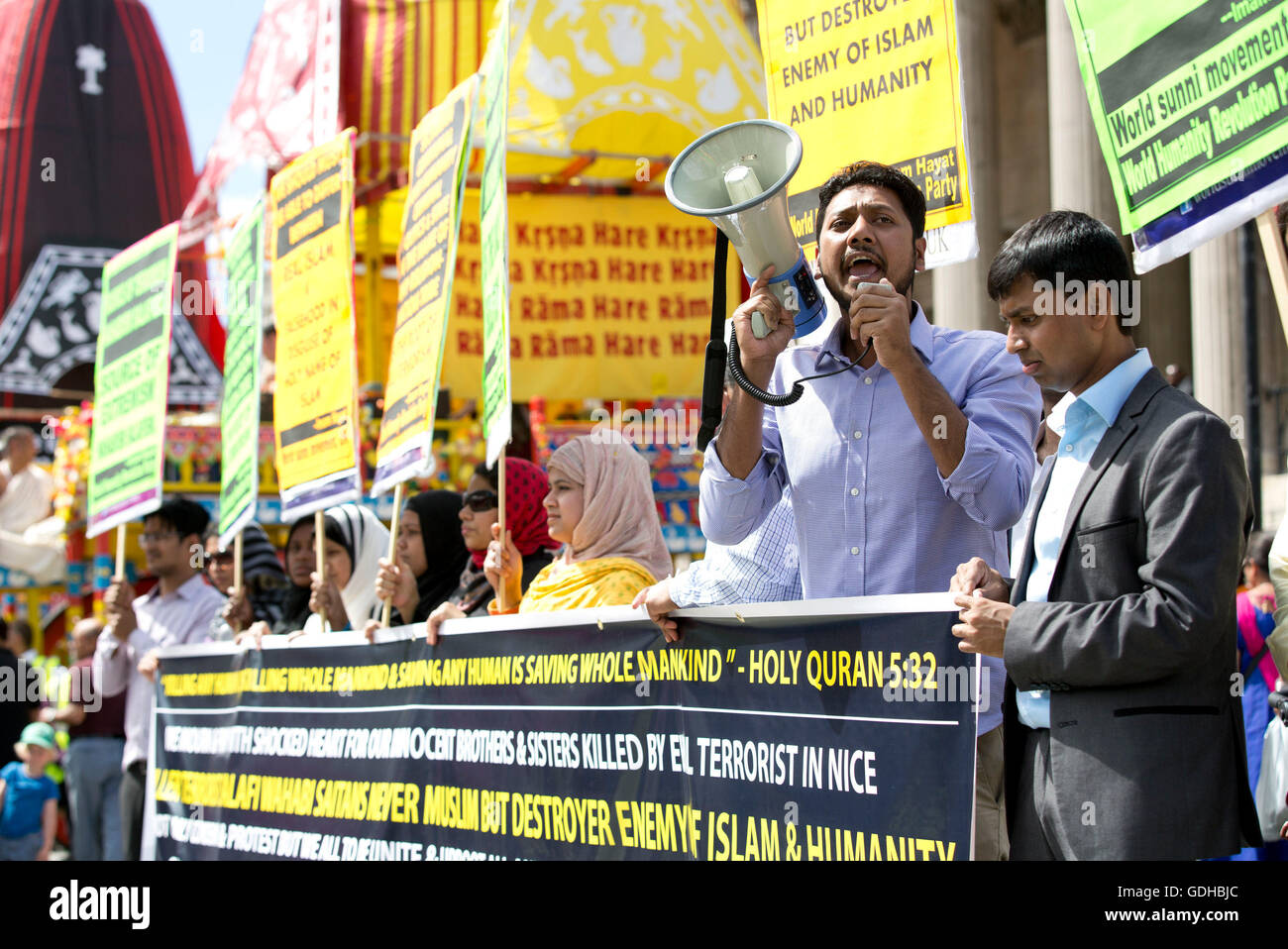 Demonstranten aus sunnitischen Weltbewegung demonstrieren am Trafalgar Square in central London, Anschluss an die Meuterei auf der Astral-LKW in Nizza, Frankreich angreifen. Stockfoto