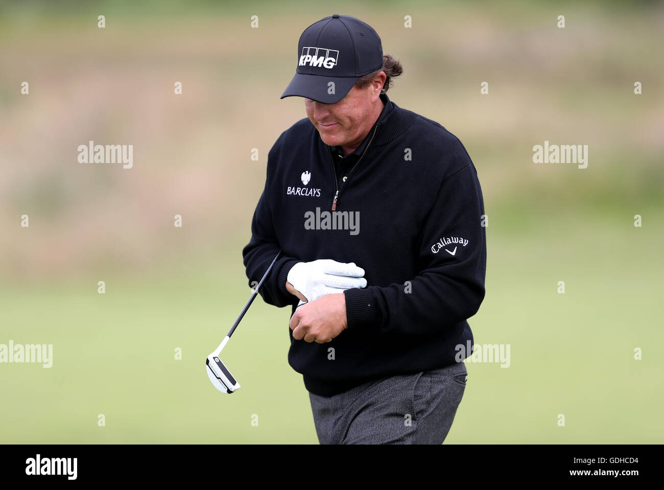 Der US-Amerikaner Phil Mickelson geht am vierten Tag der Open Championship 2016 im Royal Troon Golf Club, South Ayrshire, den Fairway entlang. DRÜCKEN SIE VERBANDSFOTO. Bilddatum: Sonntag, 17. Juli 2016. Siehe PA Story Golf Open. Bildnachweis sollte lauten: David Davies/PA Wire. EINSCHRÄNKUNGEN: Nur für redaktionelle Zwecke. Keine kommerzielle Nutzung. Nur für Standbilder. Das Logo der Open Championship und der klare Link zur Open-Website (TheOpen.com) werden bei der Veröffentlichung der Website eingefügt. Weitere Informationen erhalten Sie unter +44 (0)1158 447447. Stockfoto
