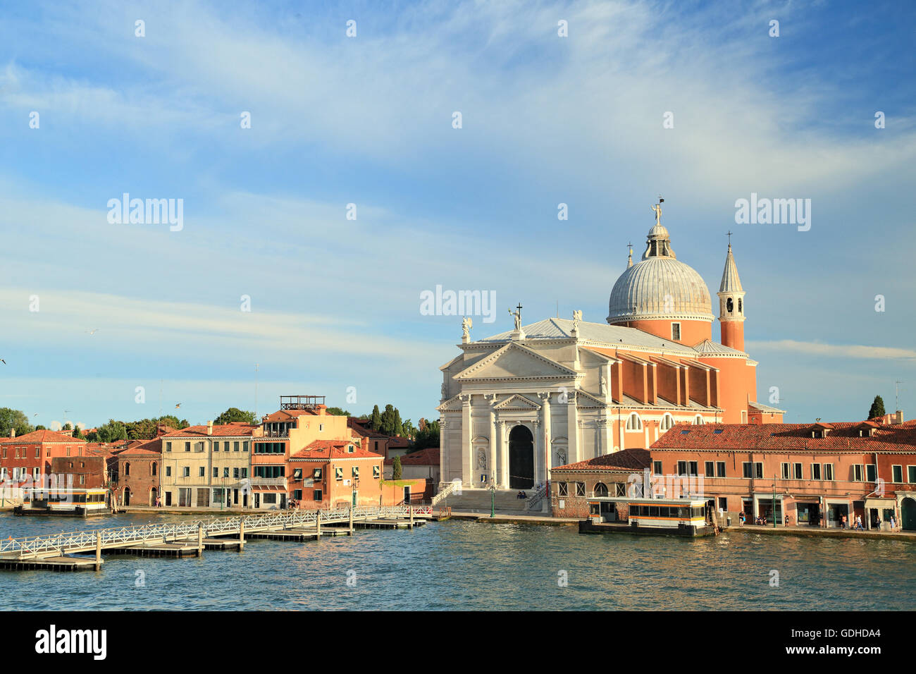 Eine lange Ponton-Brücke über den Canale della Giudecca bei Festa del Redentore 2016, Venedig / Venezia. Stockfoto