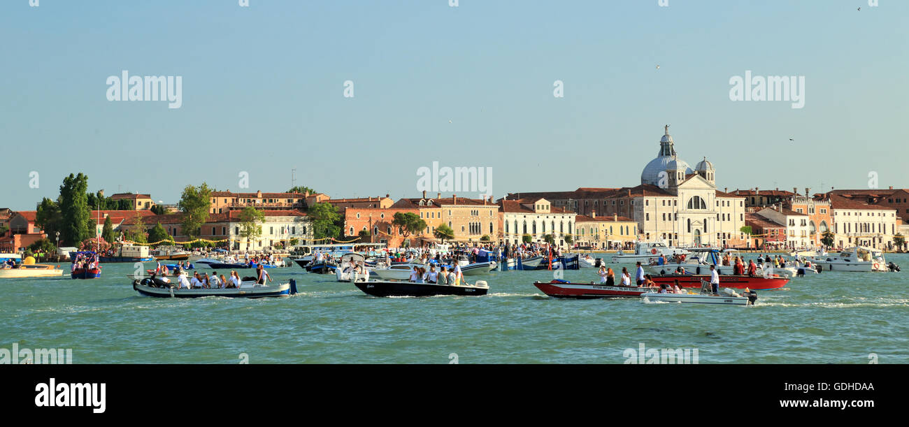 Menschen auf den Booten, warten auf das Feuerwerk der Festa del Redentore 2016, Venedig / Venezia. Stockfoto