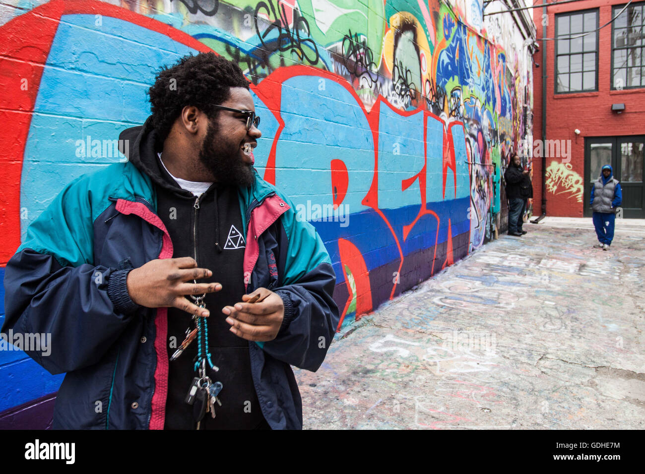 Baltimore, Maryland, USA. 21. März 2016. Rapper und Graffiti Maker  verlässt, um einige Sprays um mit seinen Freunden mit dem Malen beginnen zu  kaufen. Baltimore. Diese Serie handelt von der realen Rap-Szene