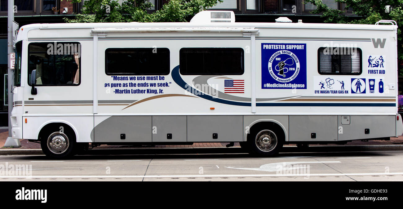 Cleveland, Ohio, USA. 16. Juli 2016. Ein Demonstrant Begleitfahrzeug fährt durch die Innenstadt von Cleveland, Website der Republican National Convention. Rund 50.000 Menschen, darunter viele Demonstranten sollen Cleveland während der Convention zu besuchen. RNC-2016 wird auf Bestellung zwei Tage ab heute mit Donald Trump als Kandidaten der mutmaßlichen gaveled. Bildnachweis: Brian Cahn/ZUMA Draht/Alamy Live-Nachrichten Stockfoto