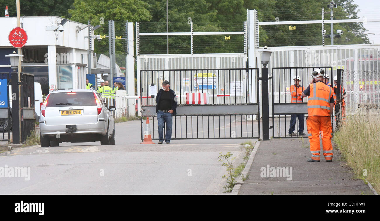 Didcot, Oxfordshire, Vereinigtes Königreich. 17. Juli 2016. Rückkehr in das Kraftwerk war auf den Boden hin und kurz nach 6.30 Uhr diese morning.after den Schlag nach unten des Kesselhauses Didcot Power Station. Um die herausragenden Männer suchen, hat Gail Cresswell Wife der späten Ken Cresswell immer gesagt, dass dies keine Ruhestätte für ihren Ehemann nicht und bis er sich erholt und wieder nach Hause gebracht, wo sie hingehören, ich nicht den Rest der Materie lasse. Die Suche nach drei Männer gefangen unter Trümmern in Didcot Power Station wieder heute Morgen mit aufgenommen. spezielle. Bildnachweis: Uknip/Alamy Live-Nachrichten Stockfoto