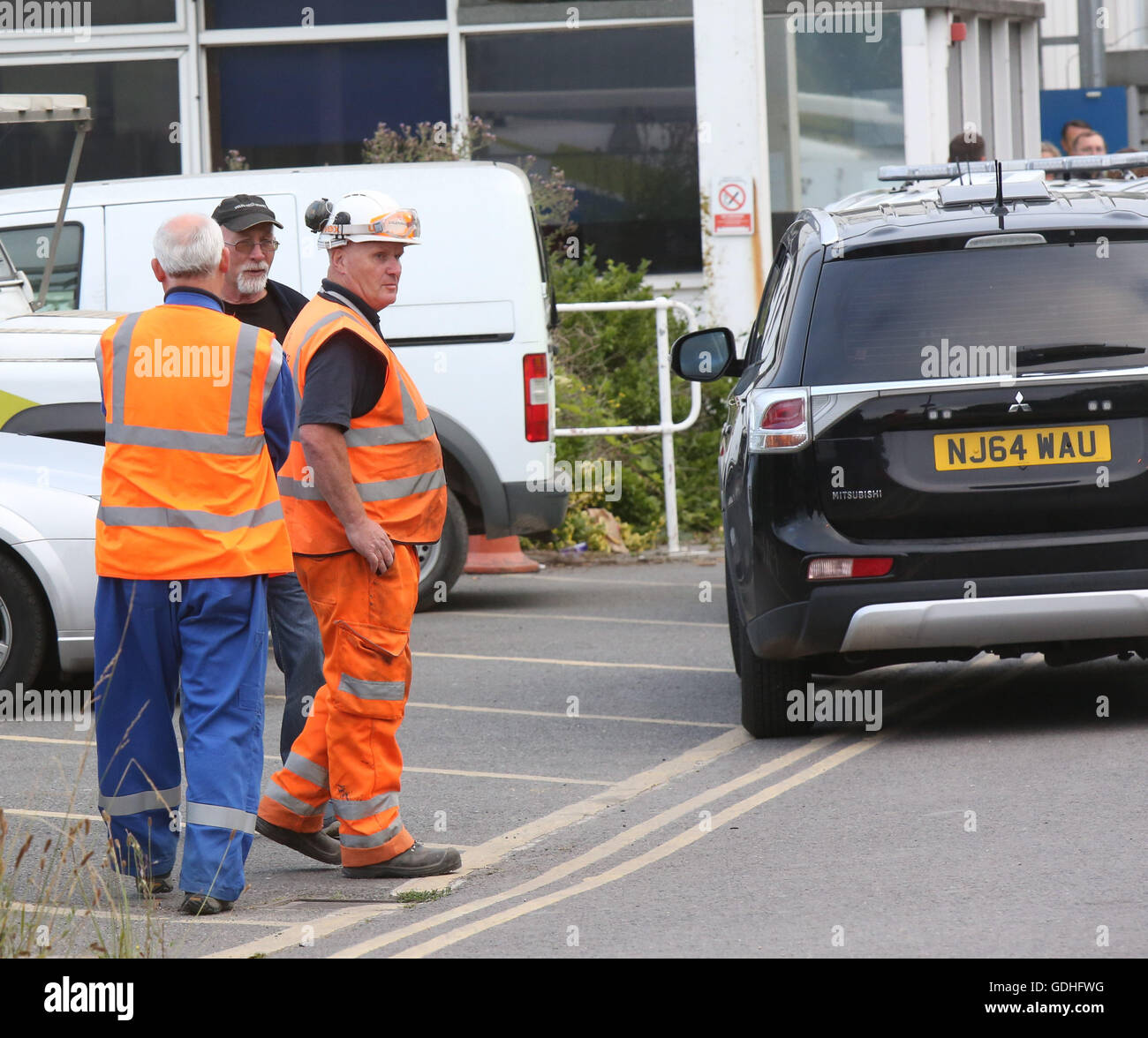 Didcot, Oxfordshire, Vereinigtes Königreich. 17. Juli 2016. Rückkehr in das Kraftwerk war auf den Boden hin und kurz nach 6.30 Uhr diese morning.after den Schlag nach unten des Kesselhauses Didcot Power Station. Um die herausragenden Männer suchen, hat Gail Cresswell Wife der späten Ken Cresswell immer gesagt, dass dies keine Ruhestätte für ihren Ehemann nicht und bis er sich erholt und wieder nach Hause gebracht, wo sie hingehören, ich nicht den Rest der Materie lasse. Die Suche nach drei Männer gefangen unter Trümmern in Didcot Power Station wieder heute Morgen mit aufgenommen. spezielle. Bildnachweis: Uknip/Alamy Live-Nachrichten Stockfoto