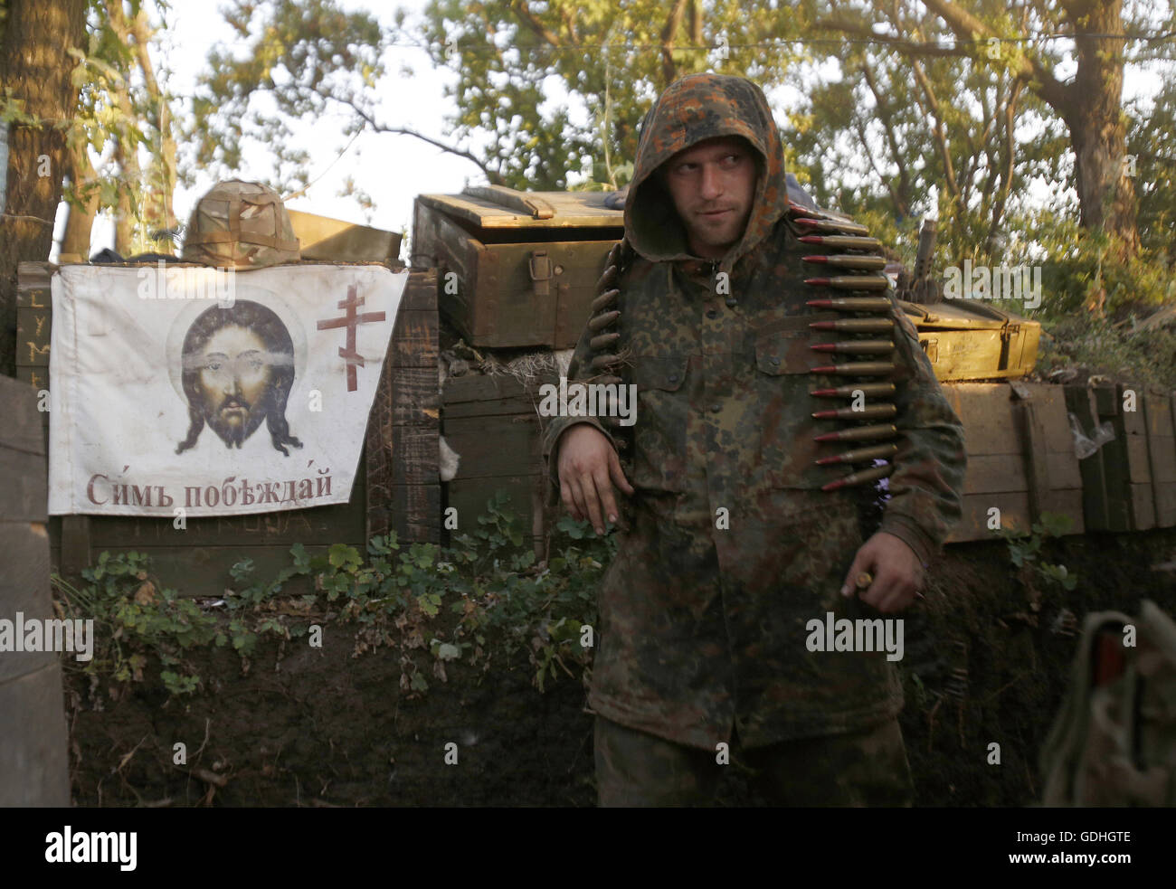 Ukrainische Soldat trägt einen Maschinengewehr-Gürtel während der Schlacht mit den Prorussian Separatisten an vorderster Front in der Nähe des Krasnogorovka nicht weit von Donetsk, Ukraine, 16. Juli 2016. 16. Juli 2016. © Swoboda Stepanov/ZUMA Draht/Alamy Live-Nachrichten Stockfoto