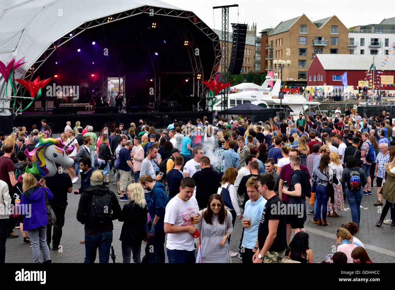 Bristol, UK. 16. Juli 2016. Bristol Hafen-Festival, die meist kostenlose Veranstaltung begann am Freitag Abend vom 15. Juli und reicht bis 17. Juli 2016. Mit Musik an ein halbes Dutzend oder mehr Standorten sind viele informelle Buskers auch darstellende, Künste und Aufführungen im Schlosspark, verschiedene Aktivitäten zu sehen und einige Ausflüge zur Verfügung, auf dem Wasser. Imbissstände befinden sich in einem Großteil der belebten Gegend mit Lebensmittel aus der ganzen Welt. Aktivitäten für die ganze Familie zur Verfügung. Bildnachweis: Charles Stirling/Alamy Live-Nachrichten Stockfoto