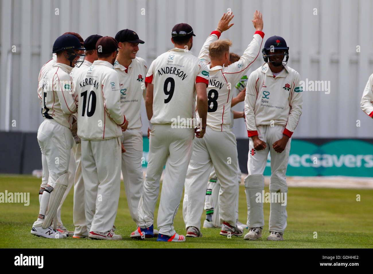 Southport, England. 17. Juli 2016. Specsavers County Championship Cricket. Lancashire gegen Durham. Lancashire Feiern zum Ende der vierten Durham Wicket, Stokes gefangen und überwältigt von Lancashire Bowler Matthew Parkinson. Bildnachweis: Action Plus Sport Bilder/Alamy Live News Stockfoto