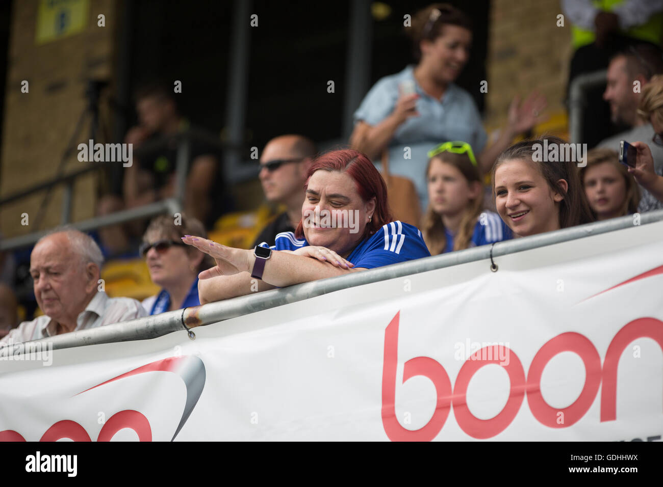 Wheatsheaf Park, Staines, UK. 17. Juli 2016. FA Womens Super League 1. Ladies Chelsea gegen Arsenal Ladies. Chelsea-Fan vor dem Spiel Credit: Action Plus Sport/Alamy Live News Stockfoto