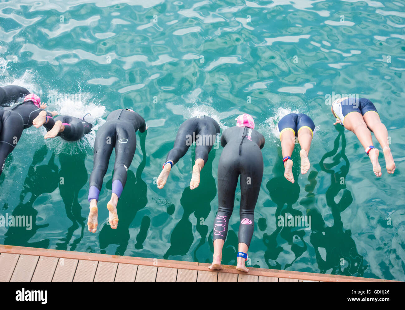 Las Palmas, Gran Canaria, Kanarische Inseln, Spanien. 17. Juli 2016. Start des Womens 1500m Schwimmen im Atlantischen Ozean am Triathlon Las Palmas auf Gran Canaria Kredit: Alan Dawson News/Alamy Live News Stockfoto