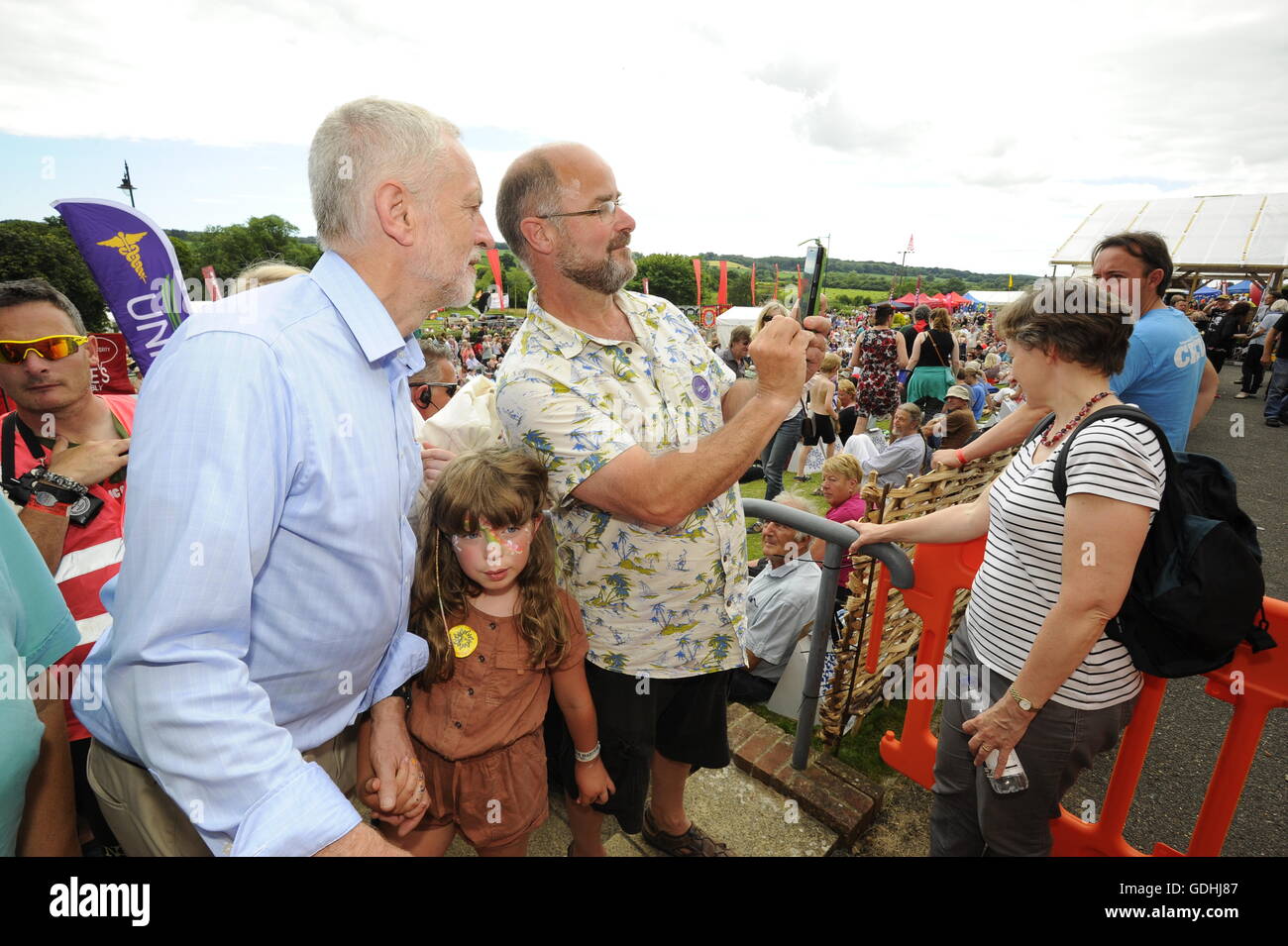 Tolpuddle Märtyrer Rally, Dorset, UK. 17. Juli 2016. Labour-Chef Jeremy Corbyn haben ein Selbstporträt mit einem Mitglied der Öffentlichkeit.  Foto von Graham Hunt/Alamy Live-Nachrichten. Stockfoto