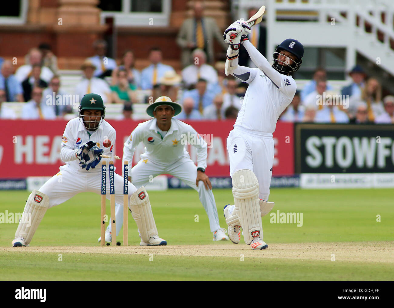 London, UK. 17. Juli 2016. Des Herrn, London, England. Das erste Investec Cricket Testspiel. England gegen Pakistan. Englands Moeen Ali ist rollte heraus von Pakistans Spin Bowler Yasir Shah Credit: Action Plus Sport Bilder/Alamy Live News Stockfoto