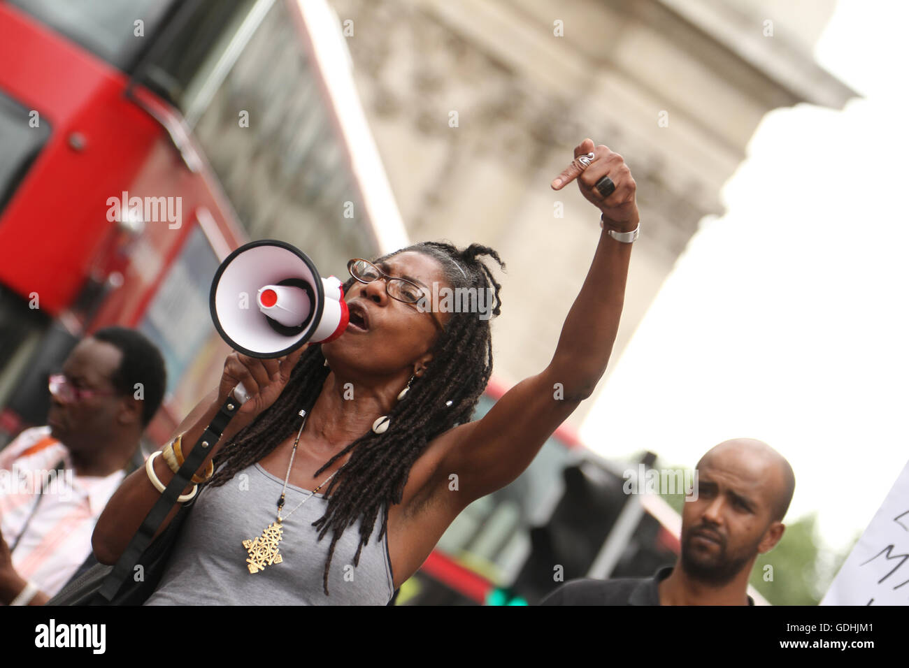 London, UK. 17. Juli 2016: Sean Riggs in Polizeigewahrsam gestorbenen Schwester Marcia Rigg spricht über ein Mega-Telefon außerhalb St. Pauls Cathedral. Black lebt Angelegenheit Demonstranten nahm zur Oxford Street für eine Solidarität März für Mzee Mohammed. Die 18-j hrige schwarze Jugend starb in Polizeigewahrsam in Liverpool. Bildnachweis: David Mbiyu/Alamy Live-Nachrichten Stockfoto