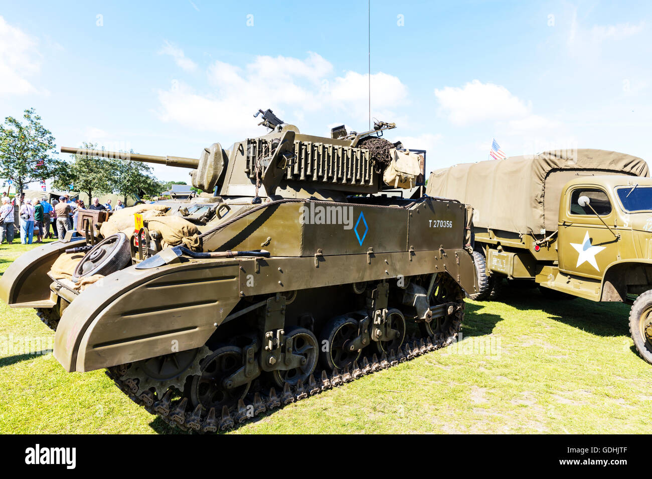 WW2 Panzer US USA Armee Fahrzeug Maschine 1940er Wochenende in Woodhall Spa Lincolnshire UK England auf 17.07.2016 The Großbritanniens größte 1940er Wochenende Personen und Fahrzeuge von der WW1 1. Weltkrieg Ära Veteranen in Tracht einheitliche Uniformen und Kleidung. Große Oldtimer Veranstaltung wie das sonnige Wetter zieht die Massen um an einem Tag Vintage Musik schwelgen tanzen, Mode, Erinnerungsstücke, Unterhaltung und klassische Autos zu einem Thema der 1940er Jahre. Genießen sie Livemusik Oldtimer, Oldtimer & Militärfahrzeuge, tanzen zeigt & Reenactments Credit: Tommy (Louth) / Alamy Live News Stockfoto