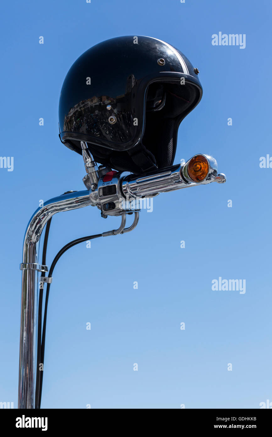 Helm auf Ape Hanger Lenker an die amerikanische Autos und Motorräder sammeln in der Plaza de La Basilica de Candelaria, Teneriffa. Stockfoto