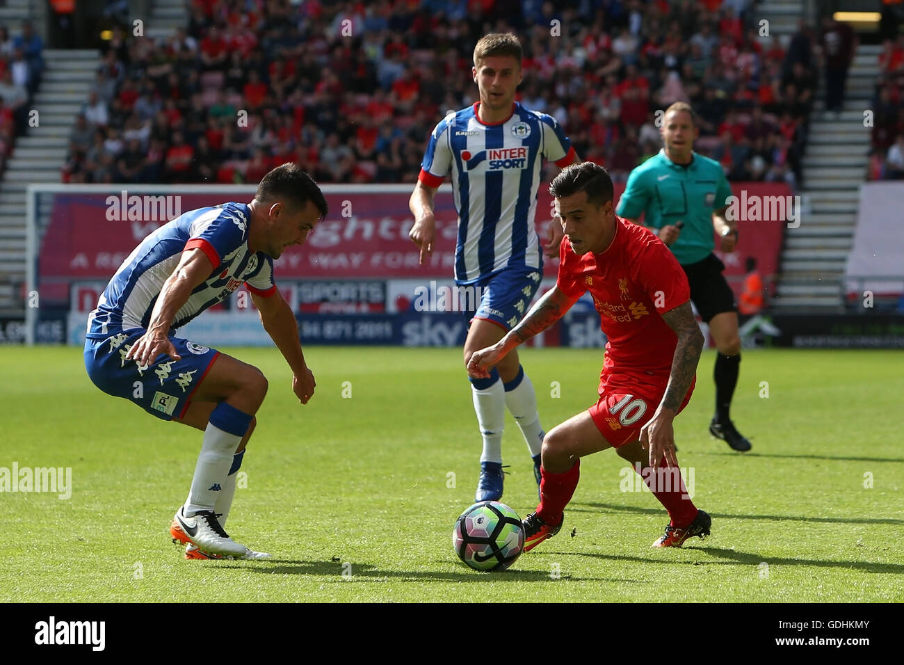 DW-Stadion, Wigan, England. 17. Juli 2016. Vorsaison-freundlich. Wigan Athletic gegen Liverpool. Philippe Coutinho von Liverpool nimmt der Wigan-Verteidigung. Bildnachweis: Aktion Plus Sport/Alamy Live-Nachrichten Stockfoto