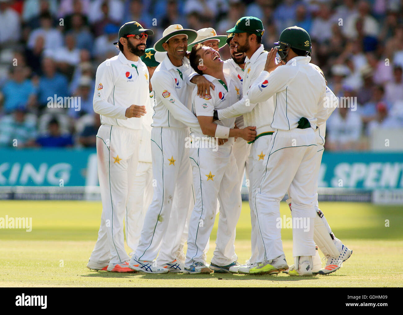 17.07.2016. Herr, London, England. Das erste Investec Cricket Testspiel. England gegen Pakistan. Pakistans Spin Bowler Yasir (Mitte) Shah feiert behauptet das Wicket Englands Jonny Bairstow Stockfoto