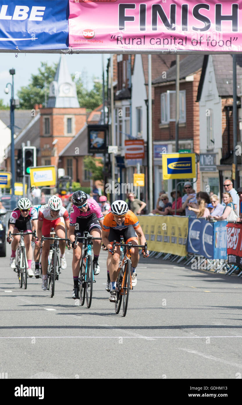 Melton Mowbray Leicestershire 17. Juli 2016: Melton International 1. jemals CiCLE Classic Frauen Straßenrennen, Herausforderung von Anfang an, über 50 Fahrer Rennen einen Kurs über Straße und Asphalt Offroad eine Distanz von 95 km, die Gewinner-Trophäe zu erheben. © Clifford Norton/Alamy Leben Stockfoto