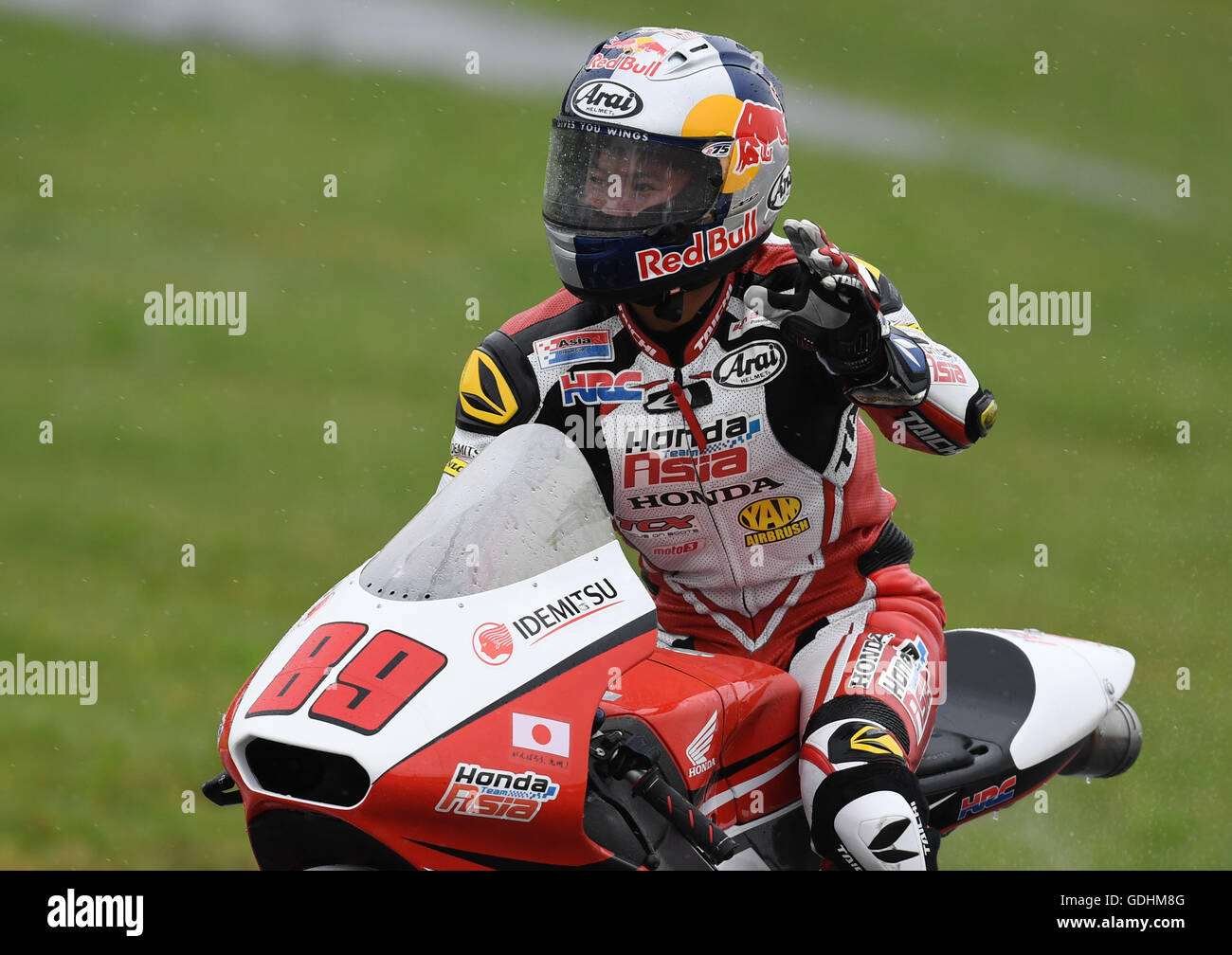 Hohenstein-Ernstthal, Deutschland. 17. Juli 2016. Die malaysische Moto3 Fahrer Khairul Idham Pawi (M) von Honda Team Asien gewinnt das Rennen in der Motorrad World Championship Grand Prix Deutschland auf dem Sachsenring in Hohenstein-Ernstthal, Deutschland, 17. Juli 2016. Foto: HENDRIK SCMIDT/Dpa/Alamy Live News Stockfoto