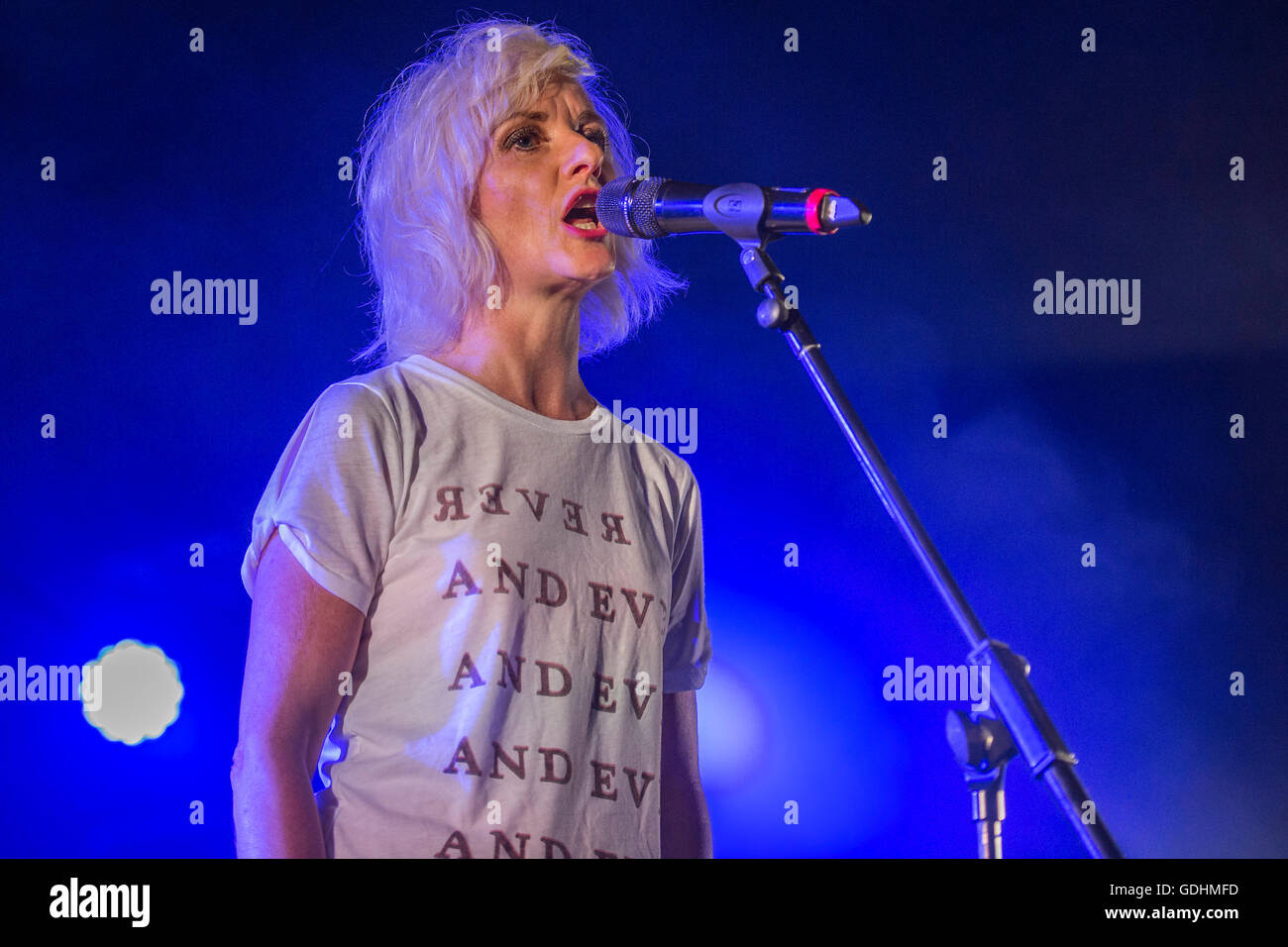 Henham Park, Suffolk, UK. 17. Juli 2016. Jane Horrocks & If Sie Kiss Me, Kiss Me Band im Medienzelt - 2016 Latitude Festival, Henham Park, Suffolk. Bildnachweis: Guy Bell/Alamy Live-Nachrichten Stockfoto