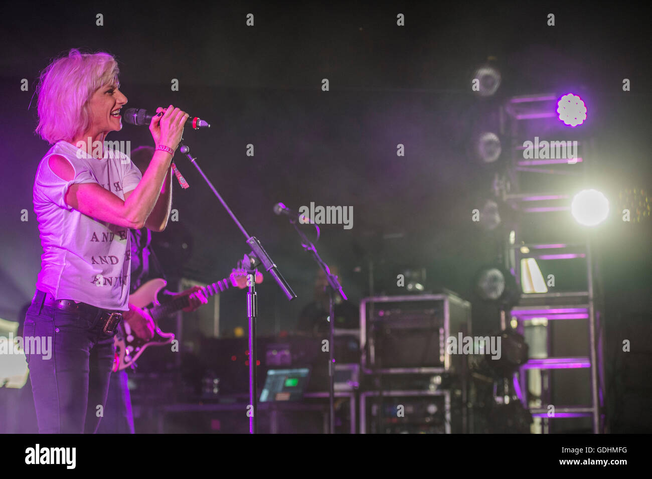 Henham Park, Suffolk, UK. 17. Juli 2016. Jane Horrocks & If Sie Kiss Me, Kiss Me Band im Medienzelt - 2016 Latitude Festival, Henham Park, Suffolk. Bildnachweis: Guy Bell/Alamy Live-Nachrichten Stockfoto