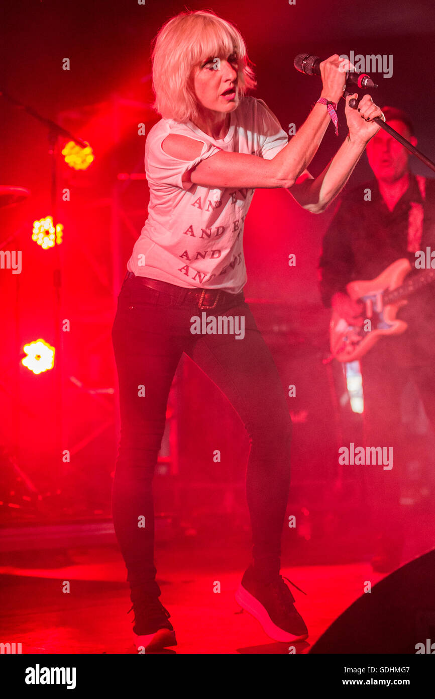 Henham Park, Suffolk, UK. 17. Juli 2016. Jane Horrocks & If Sie Kiss Me, Kiss Me Band im Medienzelt - 2016 Latitude Festival, Henham Park, Suffolk. Bildnachweis: Guy Bell/Alamy Live-Nachrichten Stockfoto
