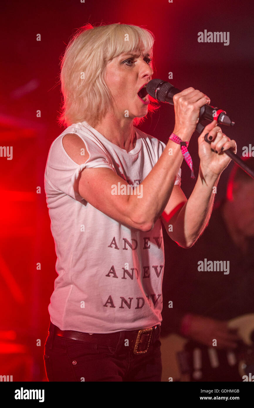 Henham Park, Suffolk, UK. 17. Juli 2016. Jane Horrocks & If Sie Kiss Me, Kiss Me Band im Medienzelt - 2016 Latitude Festival, Henham Park, Suffolk. Bildnachweis: Guy Bell/Alamy Live-Nachrichten Stockfoto