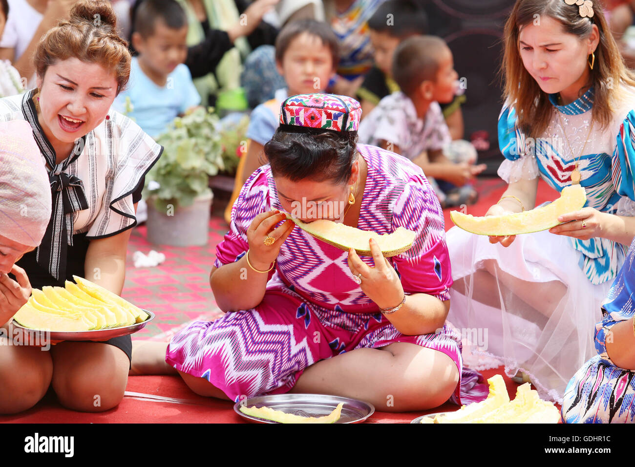 Kuqa, Kuqa, CHN. 16. Juli 2016. Kuqa (CN)-16. Juli 2016: (Nur zur redaktionellen Verwendung. CHINA aus) Essen Hami melon(Cantaloup) Spiel in Xinjiang. Endlich isst der männlichen Champion 1,5 kg Melonen in 2min25s. © SIPA Asien/ZUMA Draht/Alamy Live-Nachrichten Stockfoto