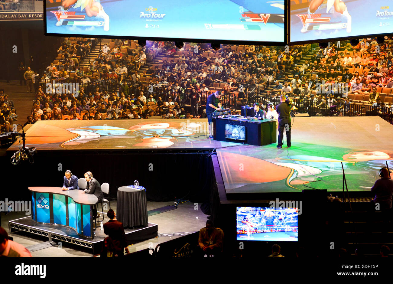 Las Vegas, Nevada, USA. 17. Juli 2016. Das Finale von Street Fighter V bei der Weltgrößte Kampf Spiel Turnier, Evolution 2016 (EVO Meisterschaft Serie) im Mandalay Bay Events Center in Las Vegas, Nevada, USA. Credit: Ken Howard/Alamy leben Nachrichten Stockfoto