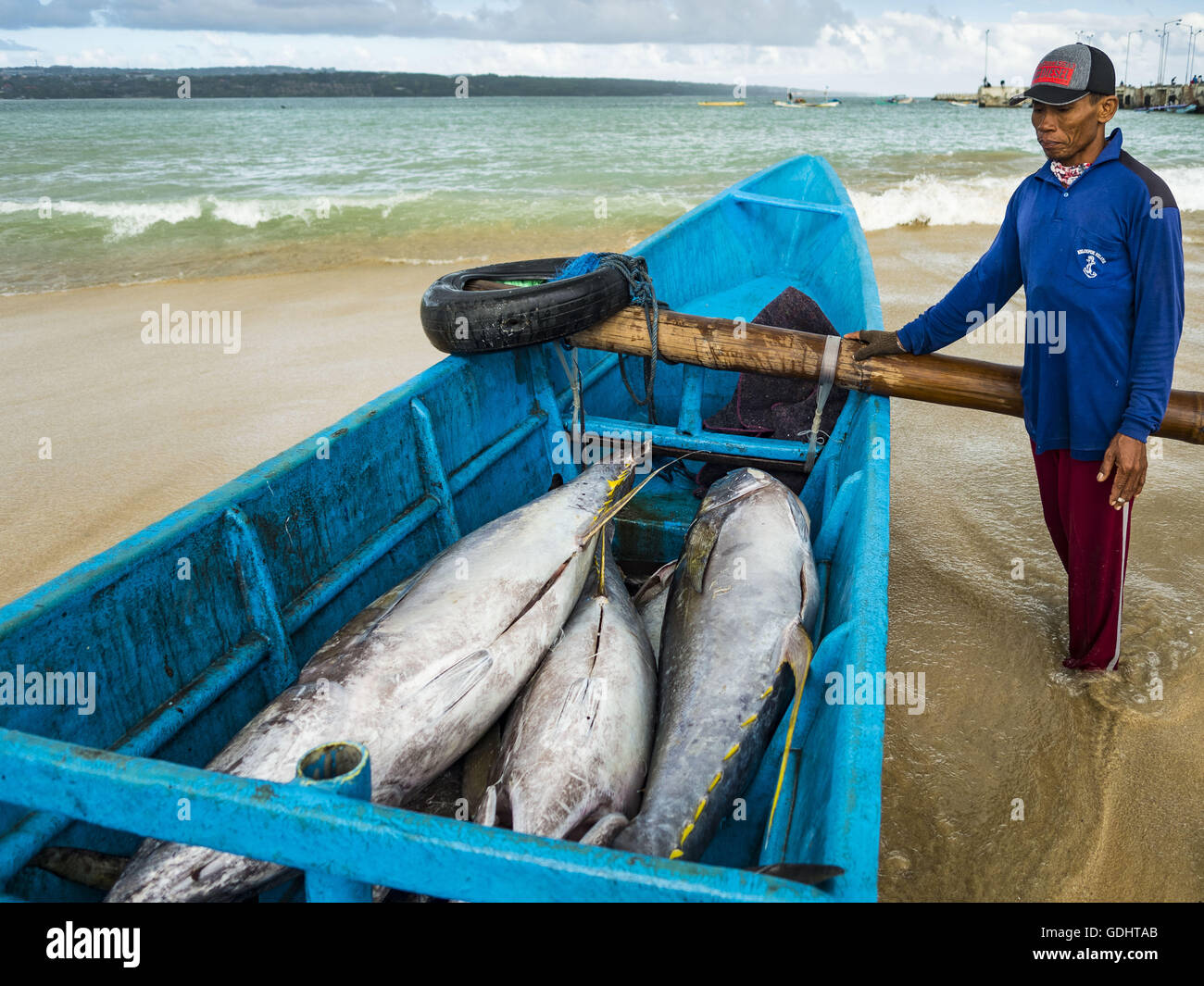 Kuta, Bali, Indonesien. 18. Juli 2016. Ein Arbeiter checkt den Fang des Gelbflossen-Thun brachte mit einem kleinen Boot am Pasar Ikan Pantai Kedonganan, einem Angelpier und Markt in Kuta, Bali. Die Fische wurden von Trawler arbeiten in indonesischen Gewässern gefangen und auf kleineren Booten brachte dann die Yellowfin in Ufer übertragen. Yellowfin sind sehr beliebt bei japanischen Konsumenten für Sushi und Sashimi und die besten Yellowfin in indonesischen Gewässern gefangen werden direkt nach Japan geschickt. Bildnachweis: Jack Kurtz/ZUMA Draht/Alamy Live-Nachrichten Stockfoto