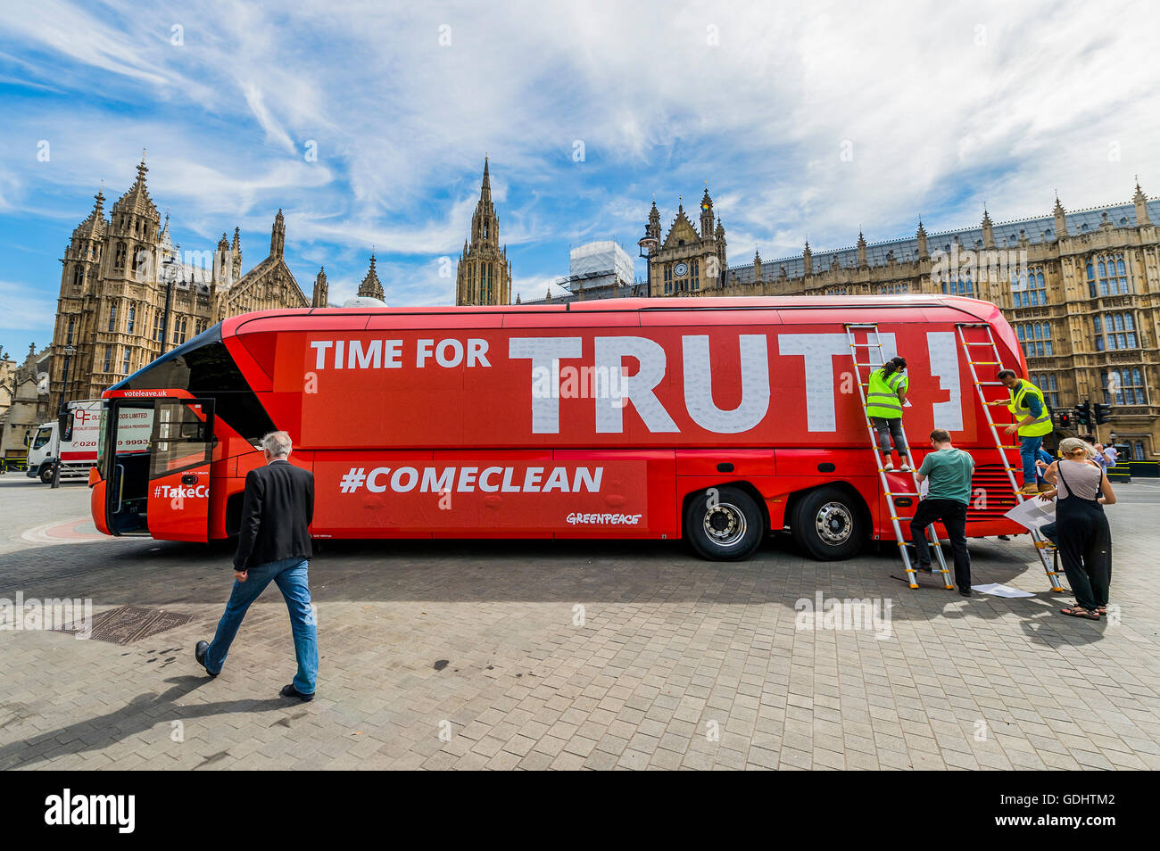 London, UK. 18. Juli 2016. John Sauven, Geschäftsführer von Greenpeace UK, letzten Schritte der Bus - der Austritt 'Abstimmung verlassen' Schlacht Bus (verwendet von Boris Johnson) erlangt hat Greenpeace war Re-Branding außerhalb des Parlaments. £350m NHS Anspruch mit Tausenden von Fragen für die neue Regierung von Urlaub und bleiben Wähler – bedeckt war viele von ihnen über welche Austritt bedeutet für die Umwelt. Die Fragen, geschrieben auf Aufklebern, bilden eine Montage, die die Worte "TIME FOR TRUTH" buchstabieren wird in großen weißen Buchstaben auf der Seite des Busses. Der Bus wurde von Old Palace Yard, Westminste geparkt. Stockfoto