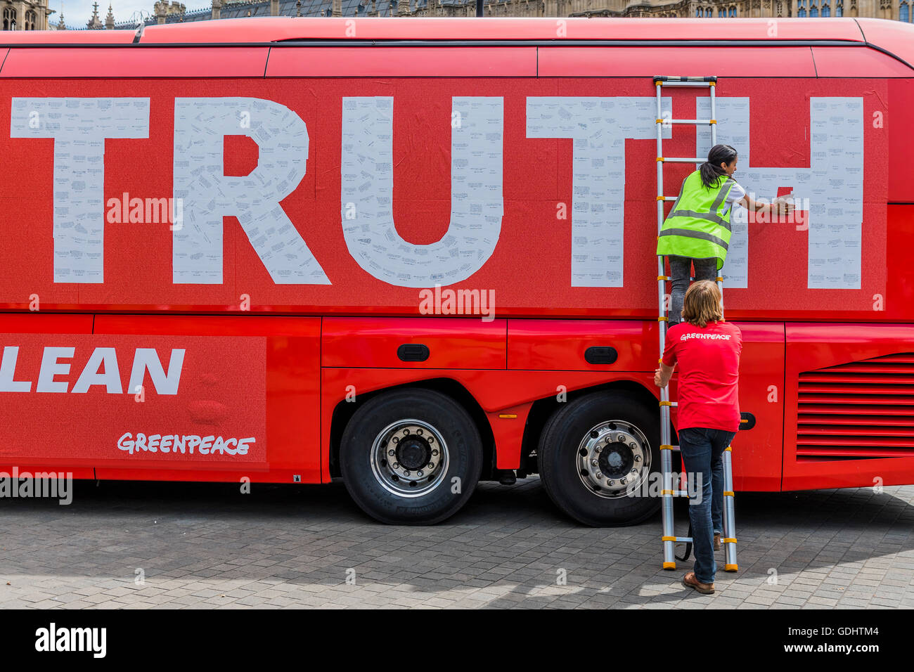London, UK. 18. Juli 2016. Die letzten Aufkleber - The Brexit 'Abstimmung verlassen' Schlacht Bus (verwendet von Boris Johnson) erworben wurde von Greenpeace war Re-Branding außerhalb des Parlaments. £350m NHS Anspruch mit Tausenden von Fragen für die neue Regierung von Urlaub und bleiben Wähler – bedeckt war viele von ihnen über welche Austritt bedeutet für die Umwelt. Die Fragen, geschrieben auf Aufklebern, bilden eine Montage, die die Worte "TIME FOR TRUTH" buchstabieren wird in großen weißen Buchstaben auf der Seite des Busses. Der Bus wurde von Old Palace Yard, Westminster geparkt. Bildnachweis: Guy Bell/Alamy Live-Nachrichten Stockfoto