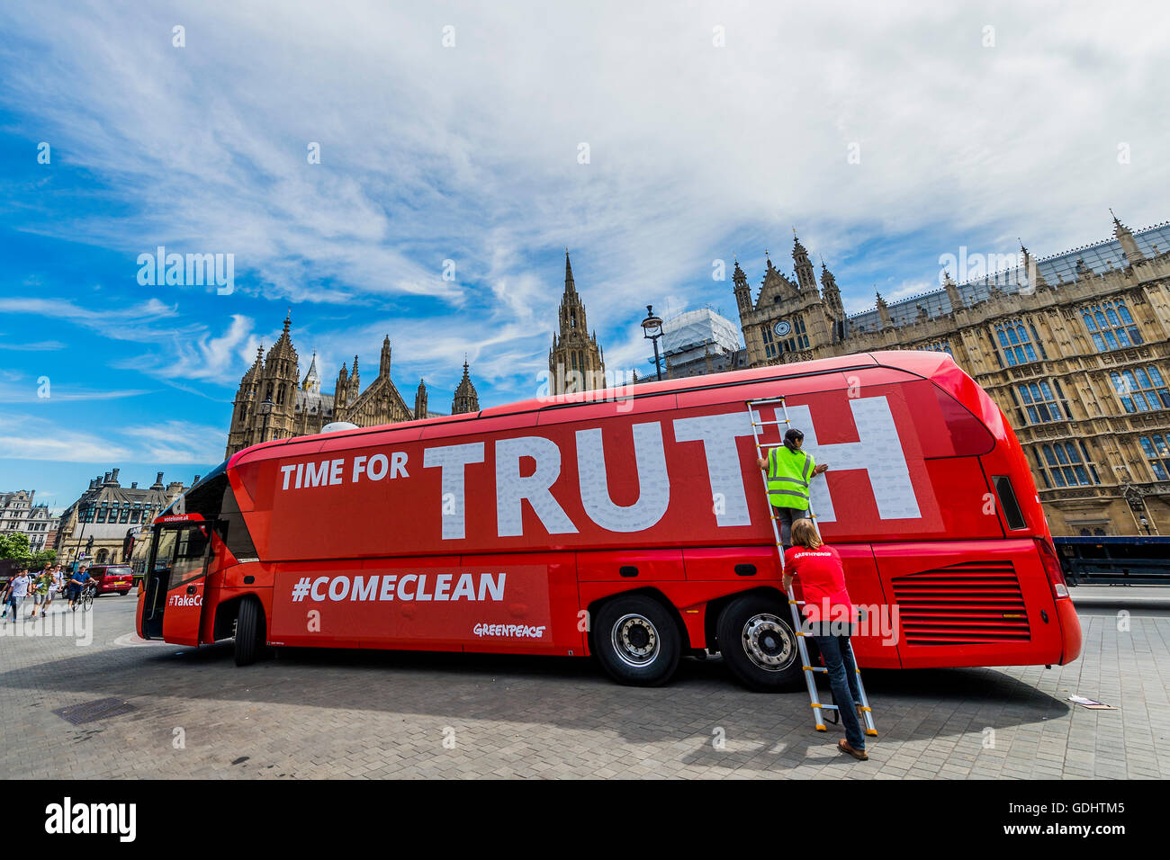 London, UK. 18. Juli 2016. Die letzten Aufkleber - The Brexit 'Abstimmung verlassen' Schlacht Bus (verwendet von Boris Johnson) erworben wurde von Greenpeace war Re-Branding außerhalb des Parlaments. £350m NHS Anspruch mit Tausenden von Fragen für die neue Regierung von Urlaub und bleiben Wähler – bedeckt war viele von ihnen über welche Austritt bedeutet für die Umwelt. Die Fragen, geschrieben auf Aufklebern, bilden eine Montage, die die Worte "TIME FOR TRUTH" buchstabieren wird in großen weißen Buchstaben auf der Seite des Busses. Der Bus wurde von Old Palace Yard, Westminster geparkt. Bildnachweis: Guy Bell/Alamy Live-Nachrichten Stockfoto