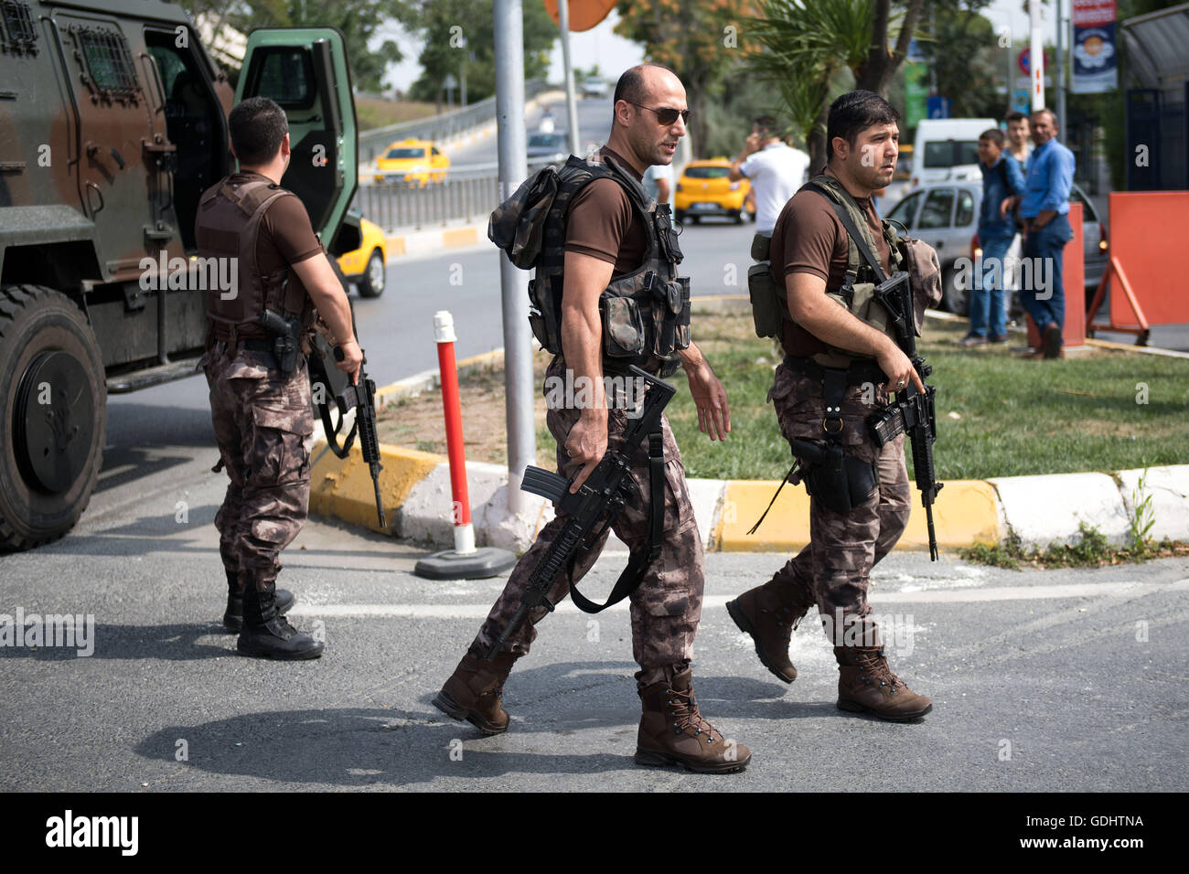 Istanbul, Türkei. 18. Juli 2016. Spezielle Polizisten kommen während einer Operation an der Air Force Academy in Istanbul, Türkei, 18. Juli 2016. Türkische Behörden sagte, sie hatte wieder die Kontrolle des Landes nach einem Putschversuch zu vereiteln. Foto: Marius Becker/Dpa/Alamy Live News Stockfoto