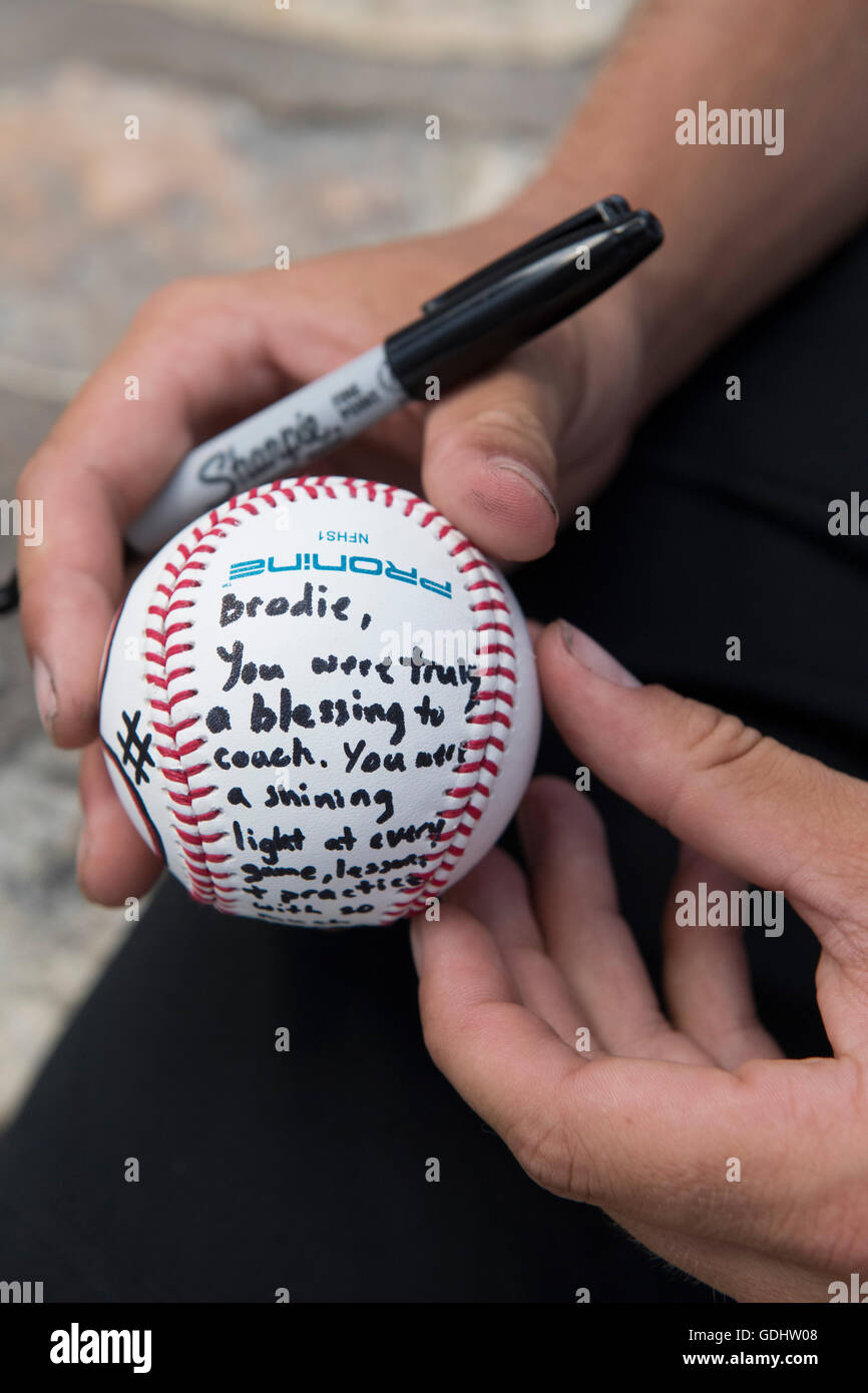 Teamkollege Zeichen Baseball zu erinnern, 11-Jahr-alten Brodie Copeland, getötet im französischen Terror-Anschlag bei Trauerfeier Austin TX Stockfoto