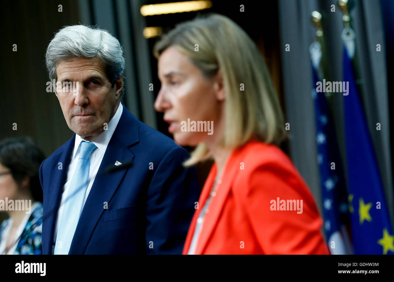 Brüssel, Belgien. 18. Juli 2016. US-Außenminister John Kerry (L) und Hohe Vertreterin der EU für Außen- und Sicherheitspolitik Federica Mogherini besuchen eine gemeinsame Pressekonferenz nach dem Treffen vor ein EU-Außenminister-Treffen am Hauptsitz in Brüssel, Belgien, 18. Juli 2016. John Kerry ist in Belgien an einer Sitzung mit den Außenministern der EU-Mitgliedstaaten am Rande der laufenden EU-Rat für auswärtige Angelegenheiten-Sitzung teilzunehmen. © Ihr Pingfan/Xinhua/Alamy Live-Nachrichten Stockfoto