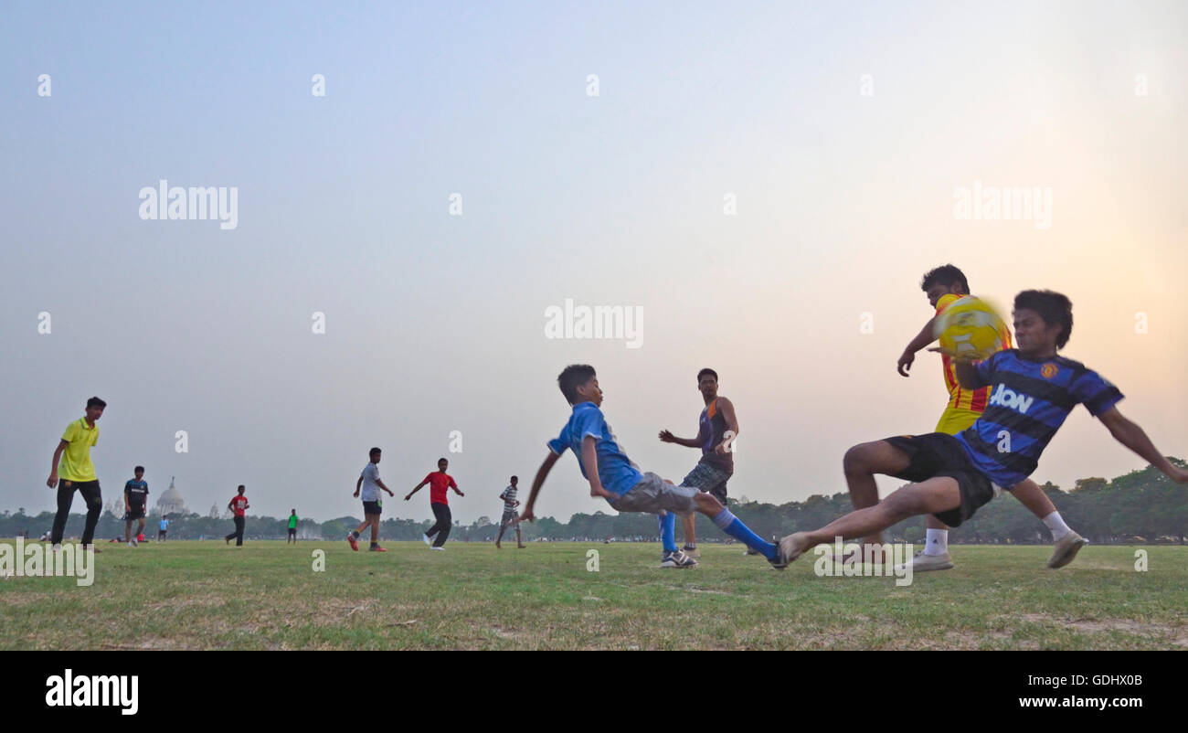 Lokalen Jungs spielen Fußball in Maidan, Kolkata, Westbengalen, Indien Stockfoto