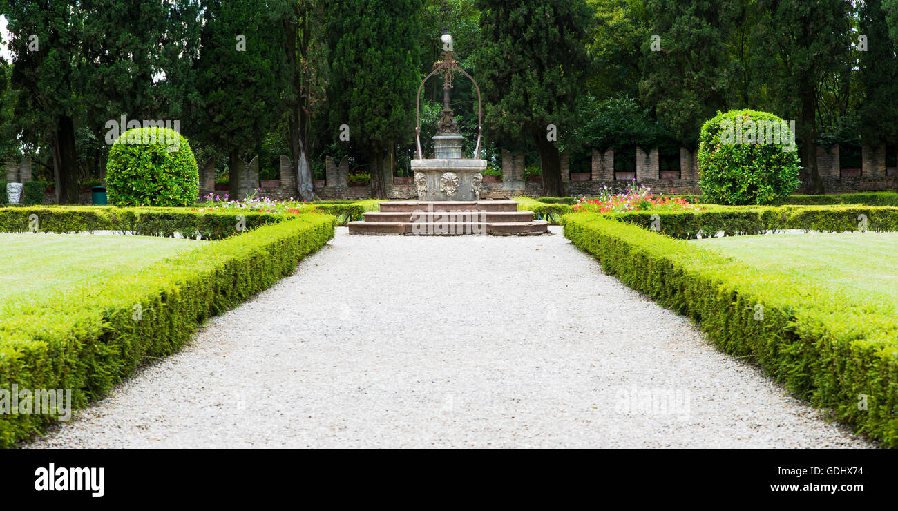 Alter Brunnen im Garten des Schlosses von Conegliano Stockfoto