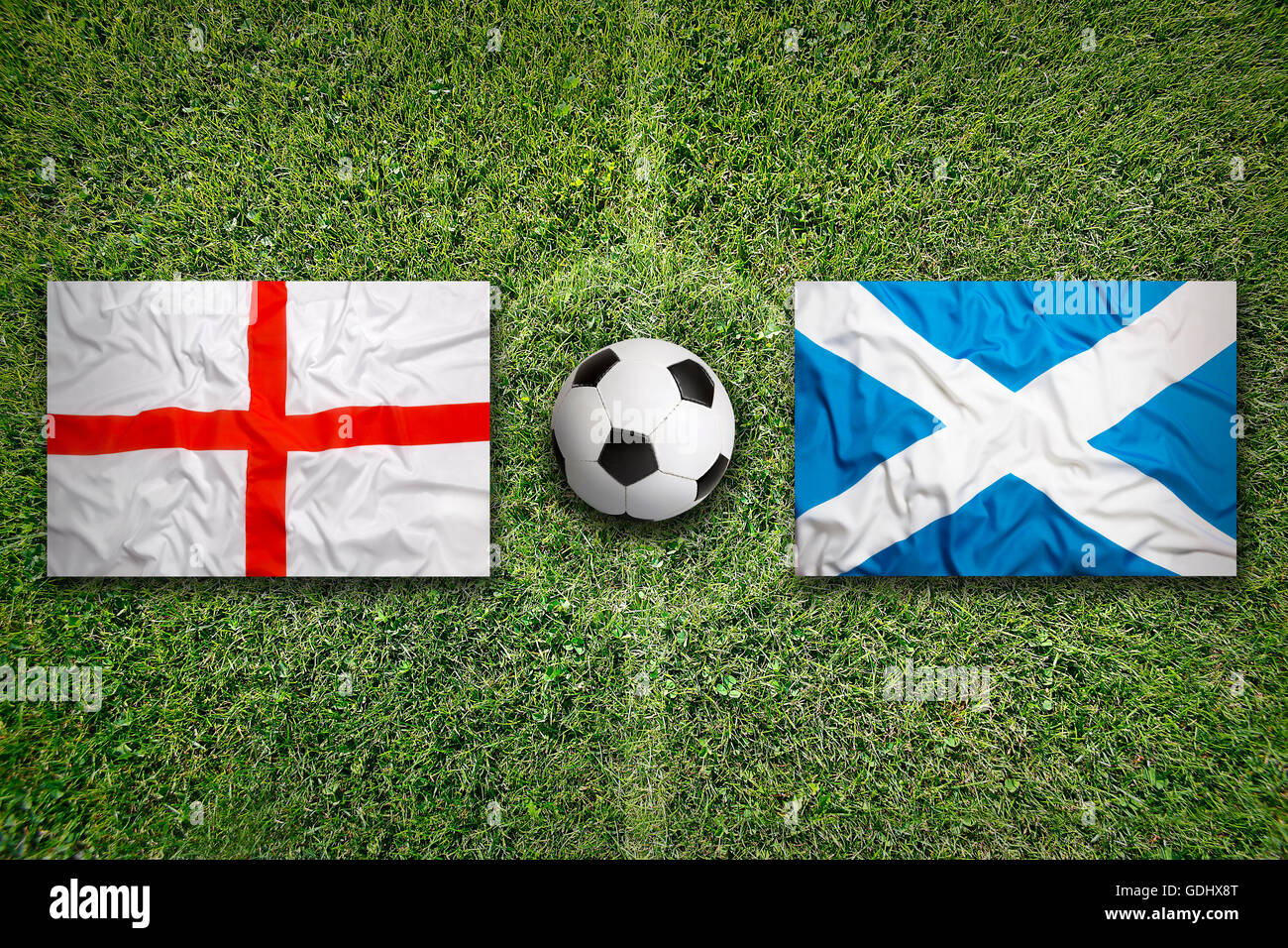 England vs Schottland Fahnen auf grüne Fußballplatz Stockfoto