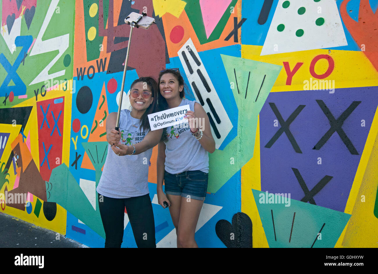 2 Studenten nehmen eine Selfie vor einem Coney Island Art Wall, THE UNMOVERS, ein Youtube Optimum Serie zu fördern. Stockfoto