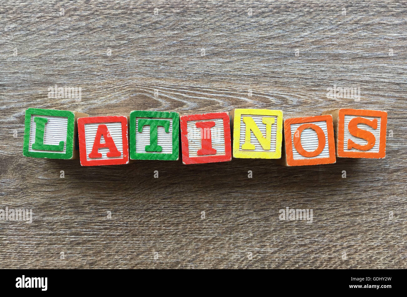 LATINOS Wort geschrieben mit Alphabet Holzblock Brief Spielzeug Stockfoto