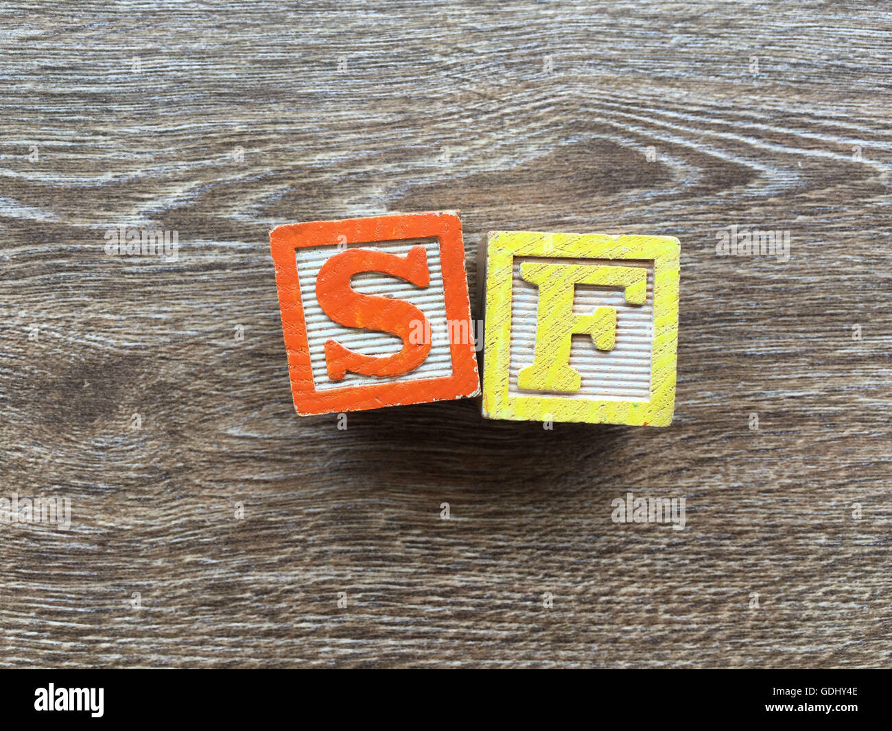 SF San Fransicso Wort geschrieben mit Alphabet Holzblock Brief Spielzeug Stockfoto