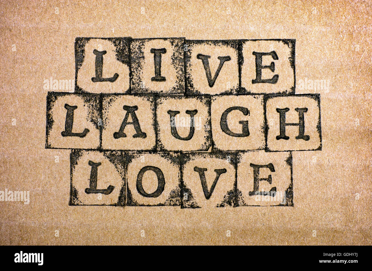 Das heißt Leben, lachen, Liebe machen durch schwarze Alphabet Stempel auf Karton. Stockfoto